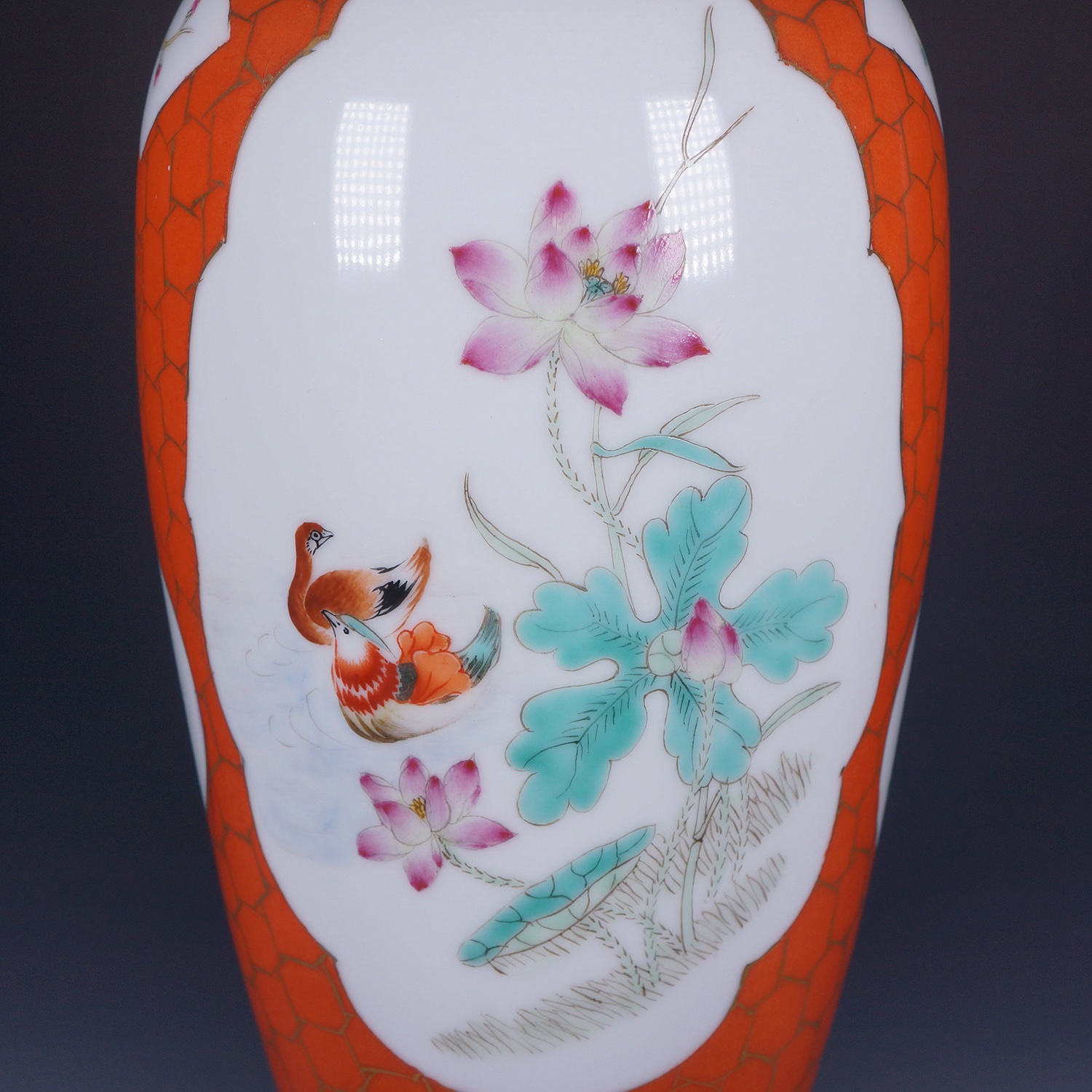 20<sup>th</sup>C. 珊瑚红描金冰梅纹开光花鸟图盘口瓶