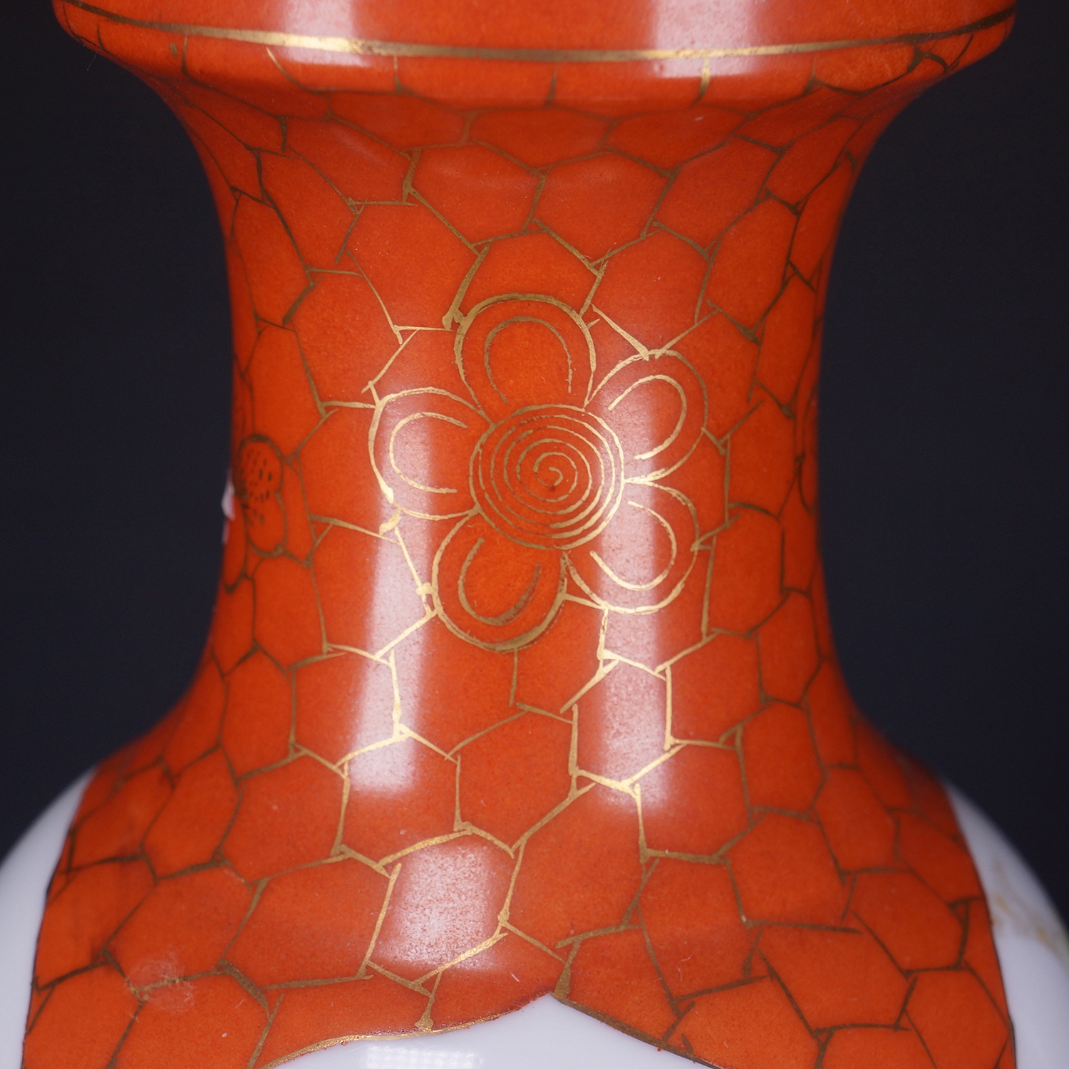 20<sup>th</sup>C. 珊瑚红描金冰梅纹开光花鸟图盘口瓶