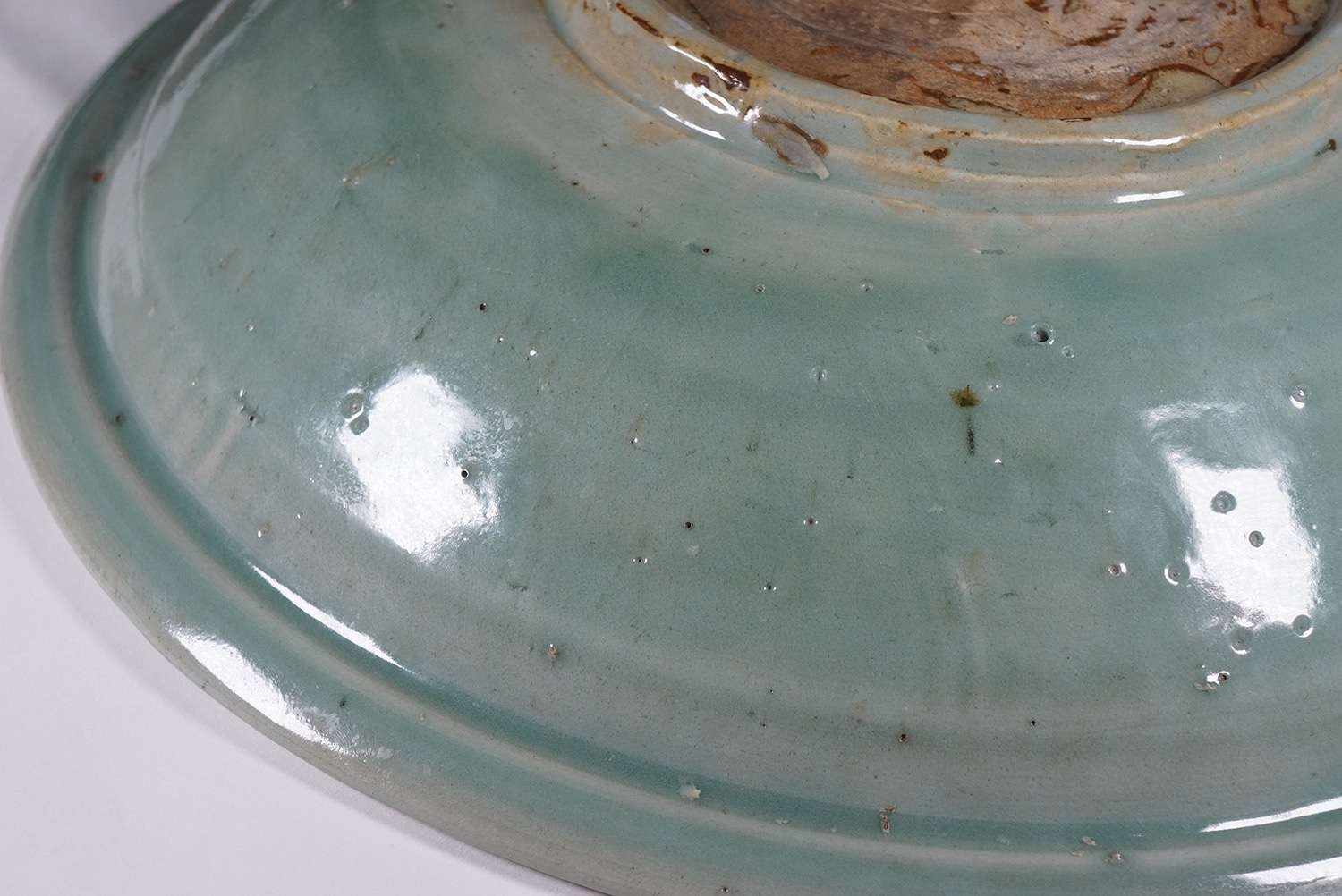 元末明初 龙泉窑湖水绿剔刻花牡丹纹大盘 ©️Hou Mengwei