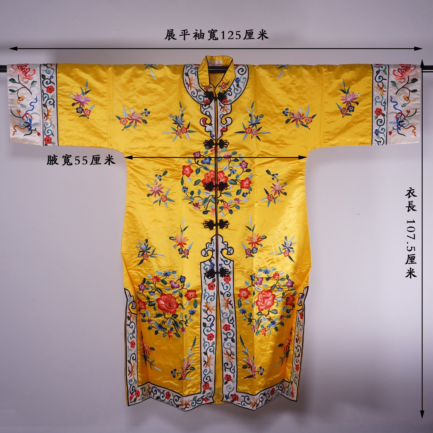 民国 明黄地刺绣四季花卉图锦衣 ©️Hou Mengwei