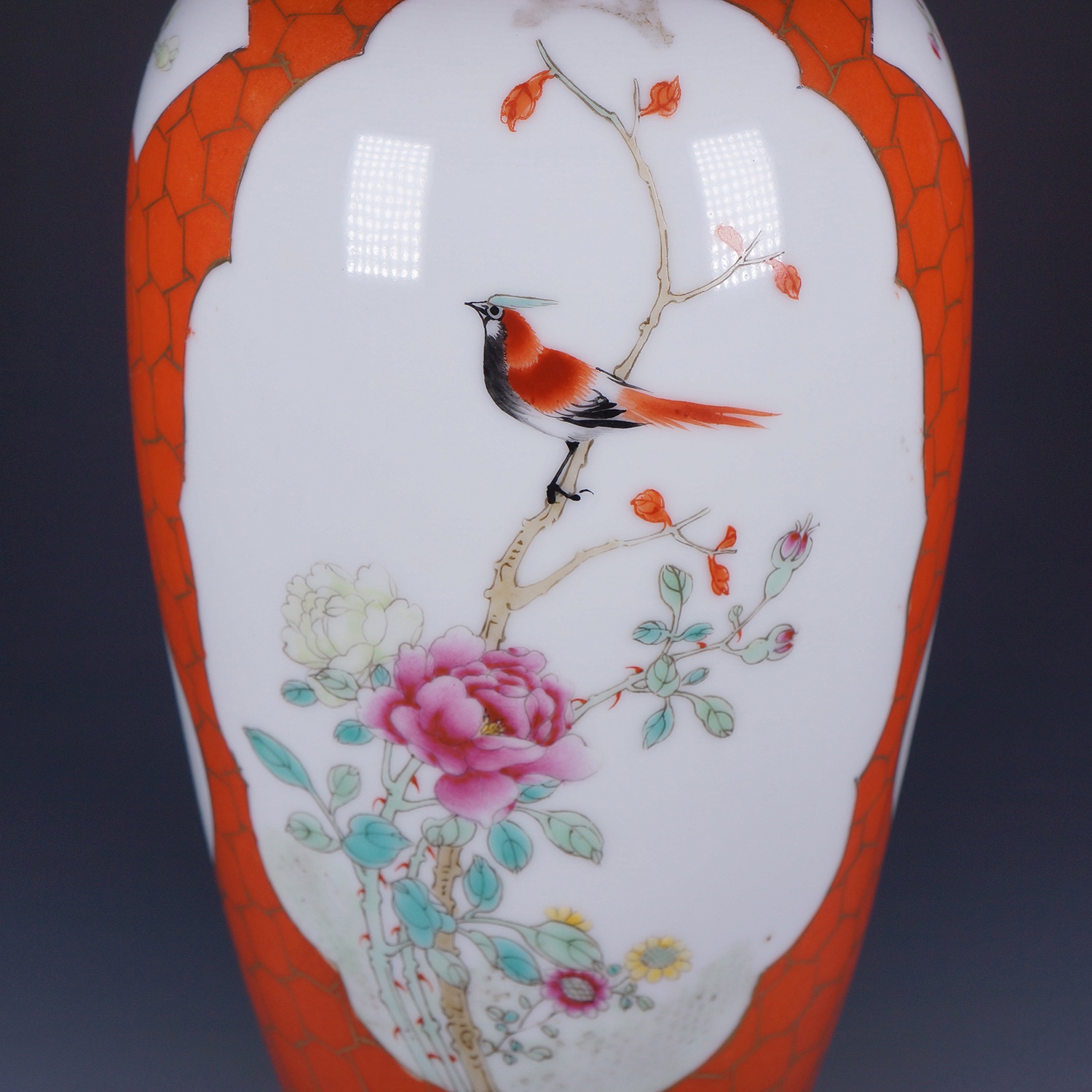 20<sup>th</sup>C. 珊瑚红描金冰梅纹开光花鸟图盘口瓶
