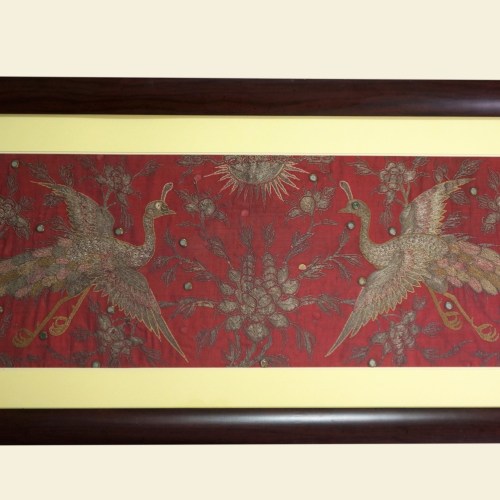 清中期 红缎地彩绣凤穿牡丹挂屏 ©️Hou Mengwei
