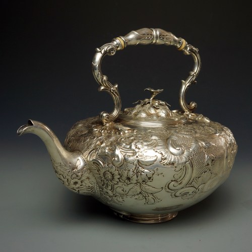 18世纪 纯银浮雕花卉提梁壶 ©️Hou Mengwei