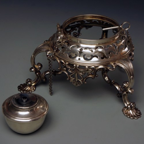 18<sup>th</sup>C. 纯银浮雕花卉提梁壶 - 图片 11