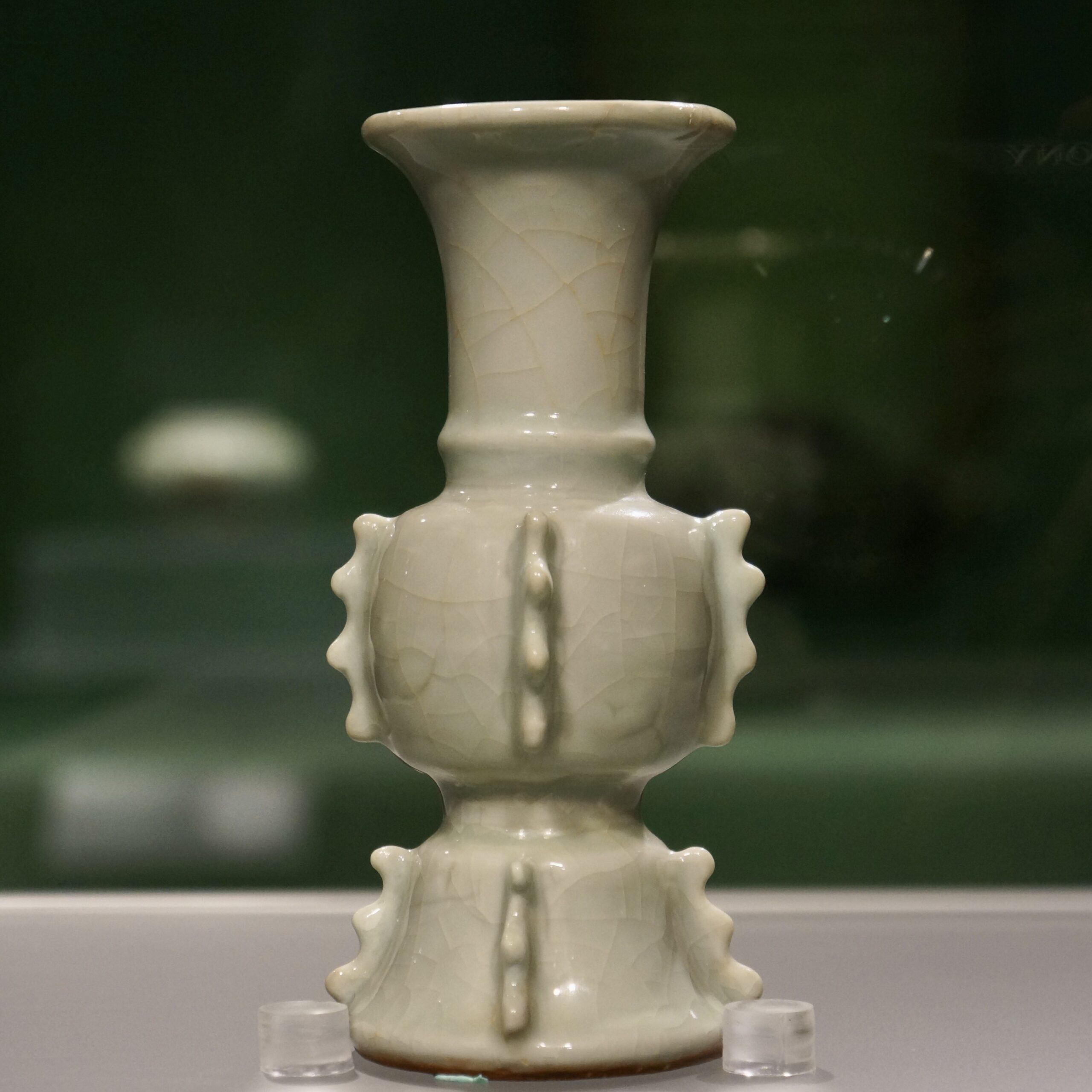 明 成化（1465-1487）仿哥釉出戟花觚 ©️Hou Mengwei