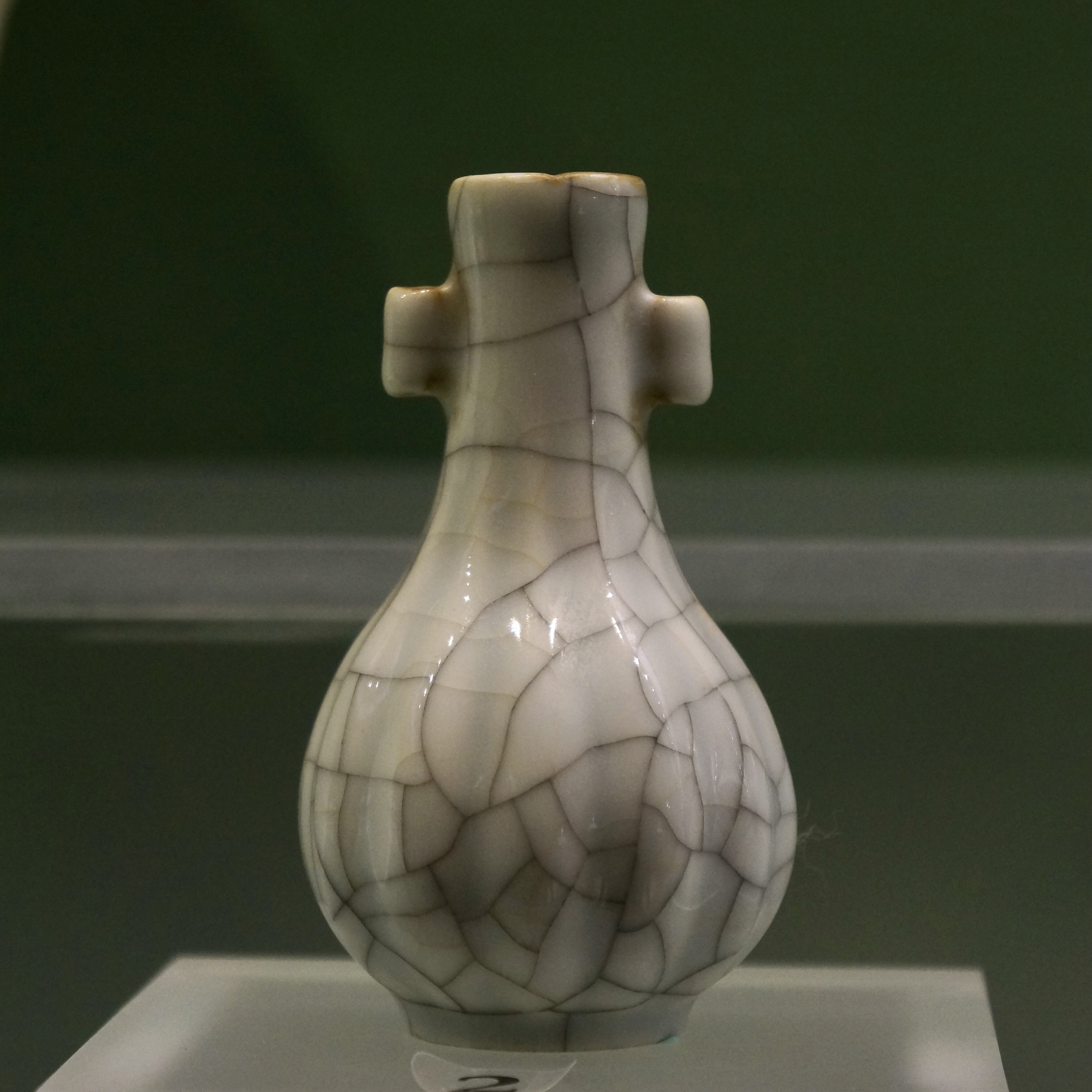 明 成化（1465-1487）仿哥釉贯耳瓜棱瓶 ©️Hou Mengwei