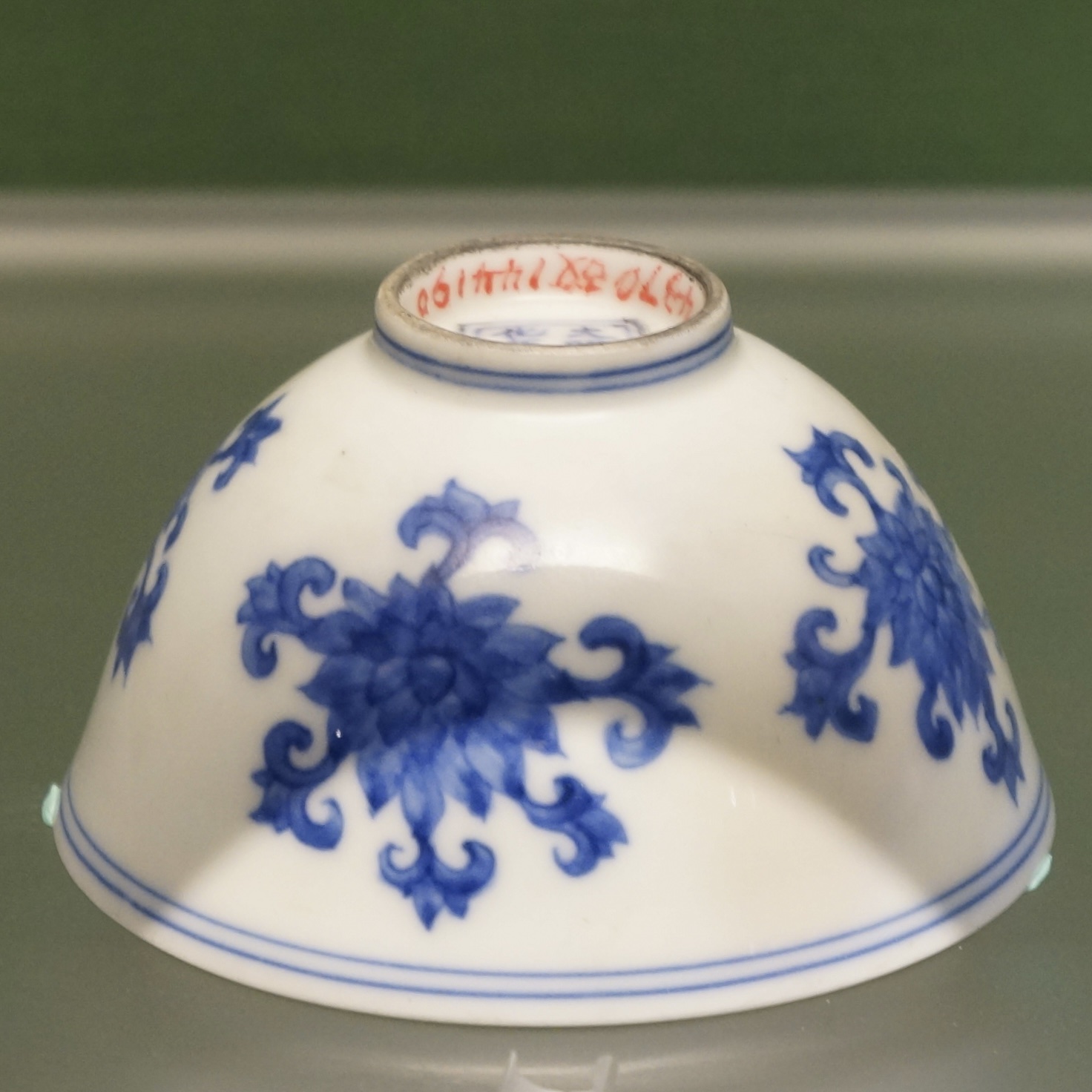 C. 1465-1487 明 成化 青花折枝莲纹小杯 ©️Hou Mengwei