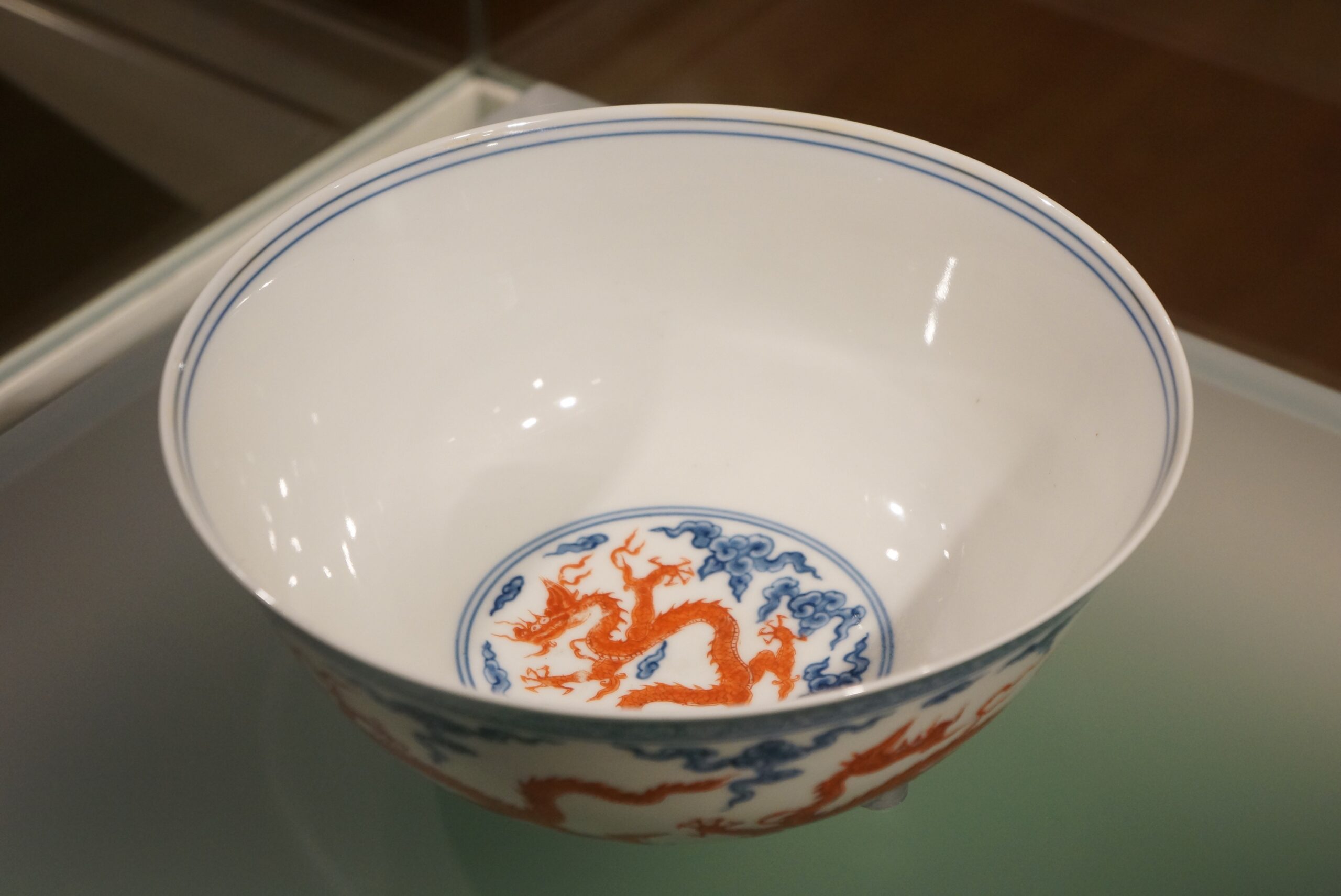 明 成化（1465-1487）青花矾红彩云龙纹碗 ©️Hou Mengwei