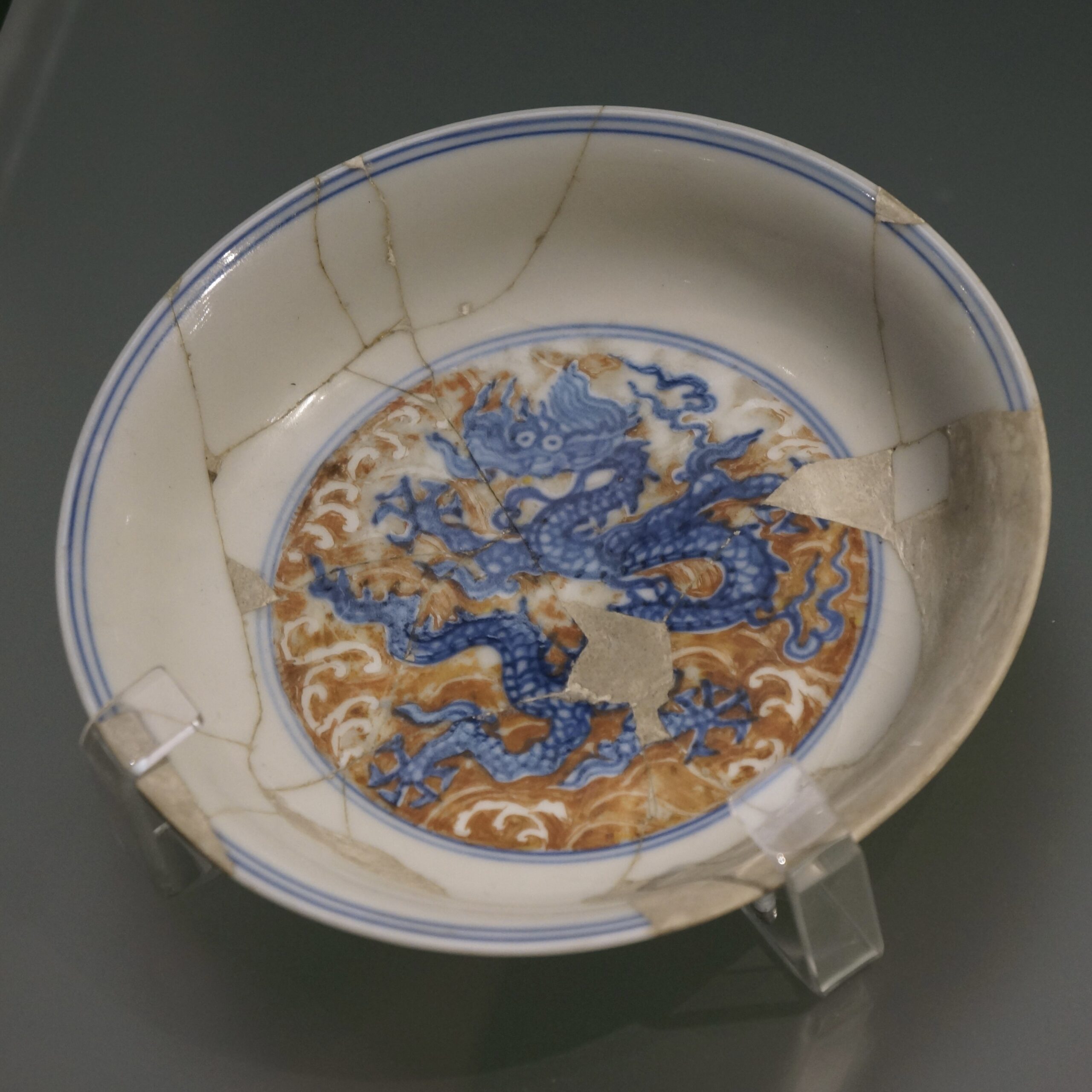 明 成化（1465-1487）青花矾红彩海水龙纹盘 ©️Hou Mengwei