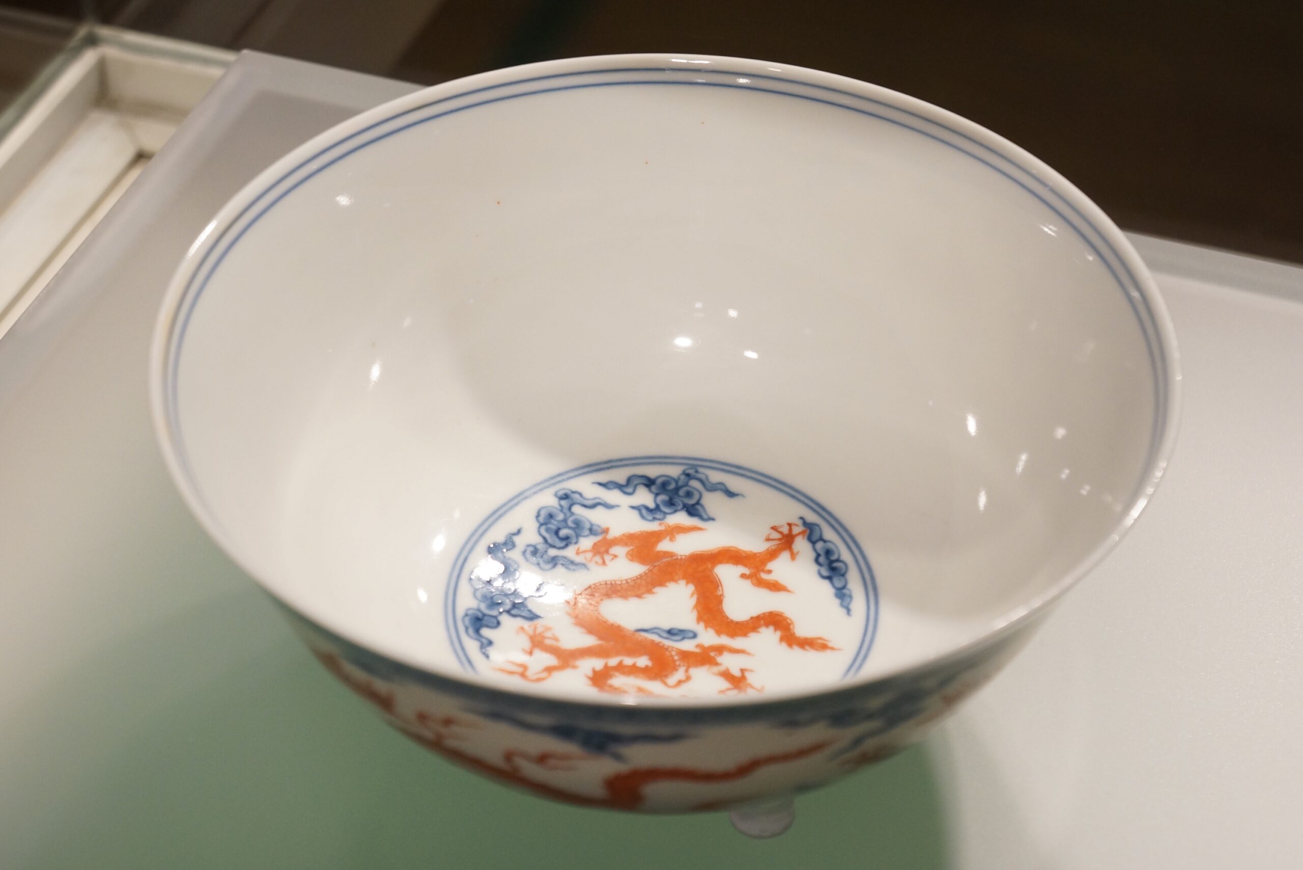 明 成化（1465-1487）青花矾红彩云龙纹碗 ©️Hou Mengwei