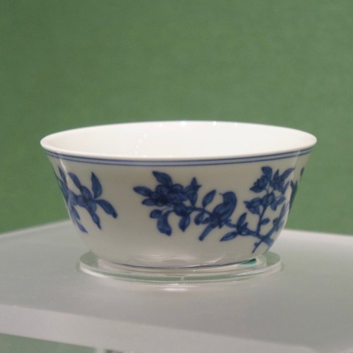明 成化（1465-1487)青花花鸟图卧足杯 ©️Hou Mengwei