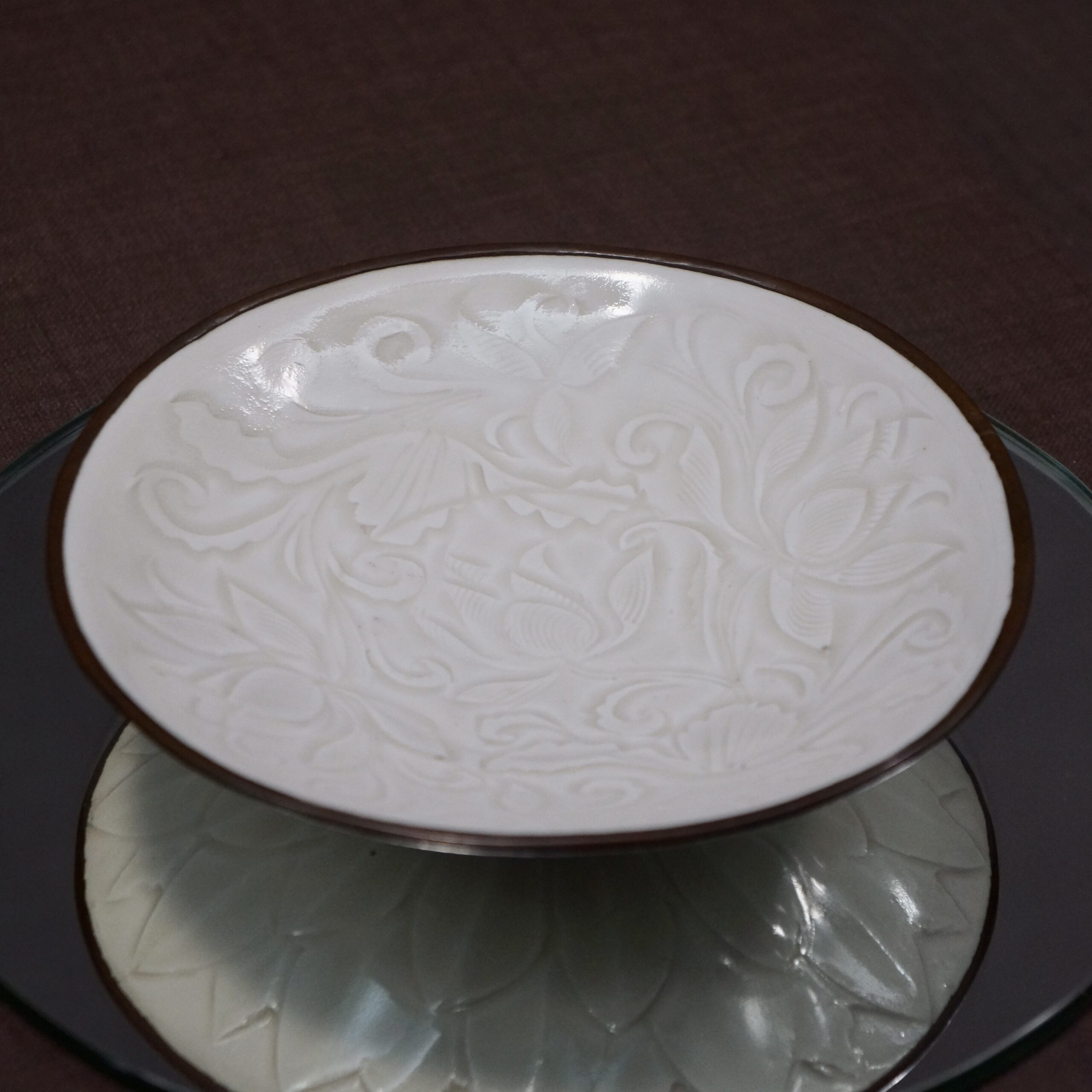 十二世紀 北宋 定窯 白瓷刻花蓮瓣盤（「彥膽」銘） ©️Hou Mengwei