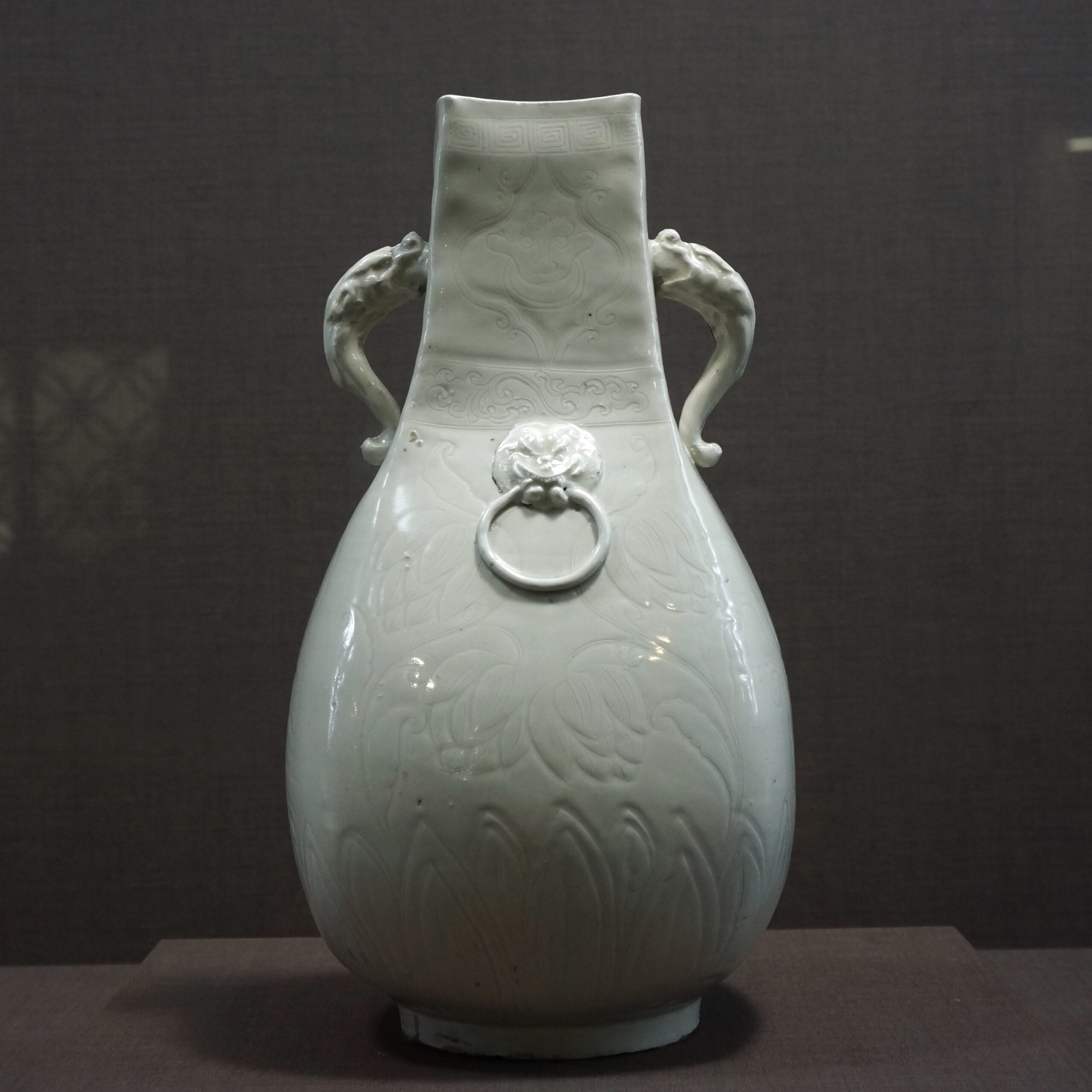 中国 宋時代 定窯白磁 细陰刻花卉文瓶 陶芸古美術 。