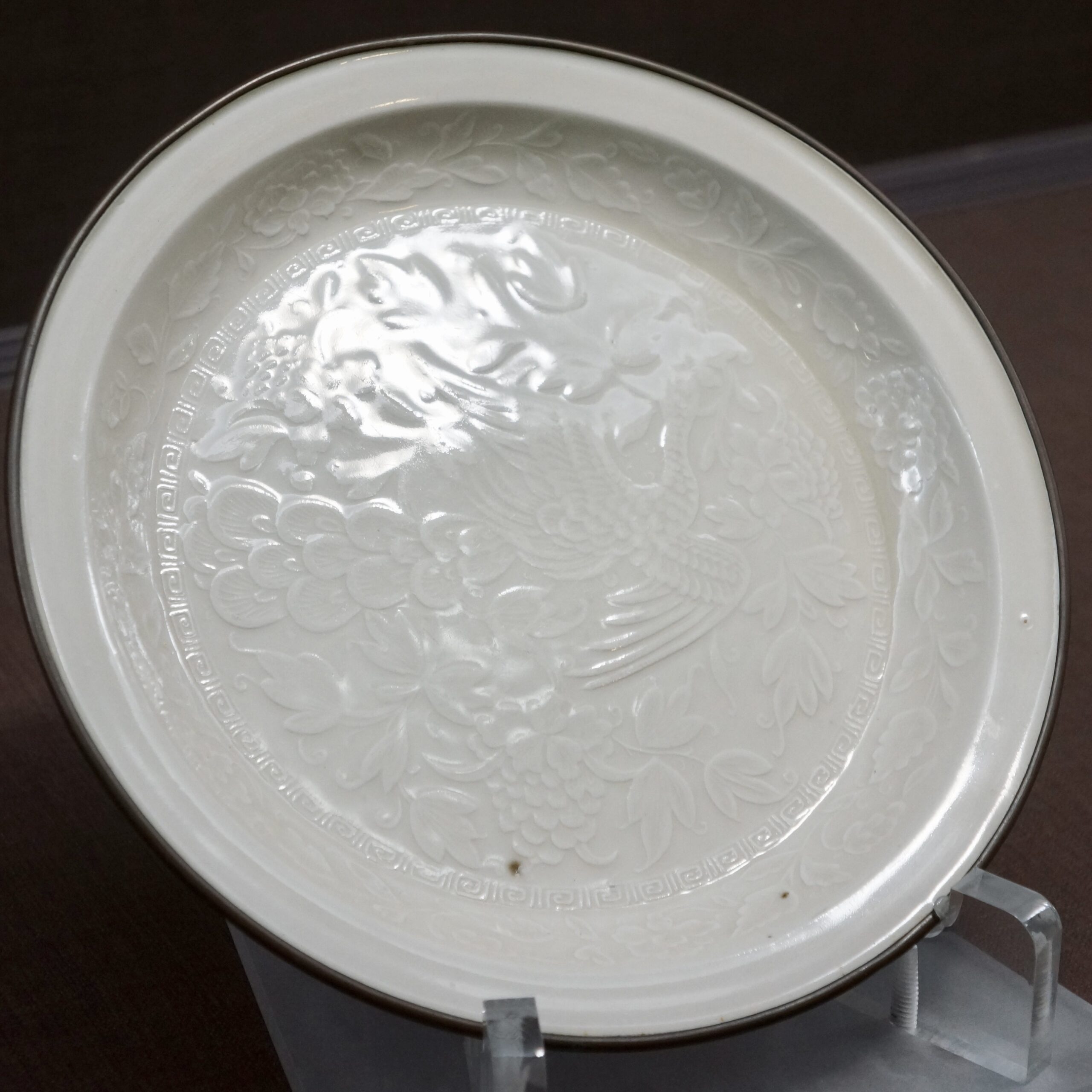 12-13世紀 北宋、金 定窯 印花孔雀牡丹盤 ©️Hou Mengwei