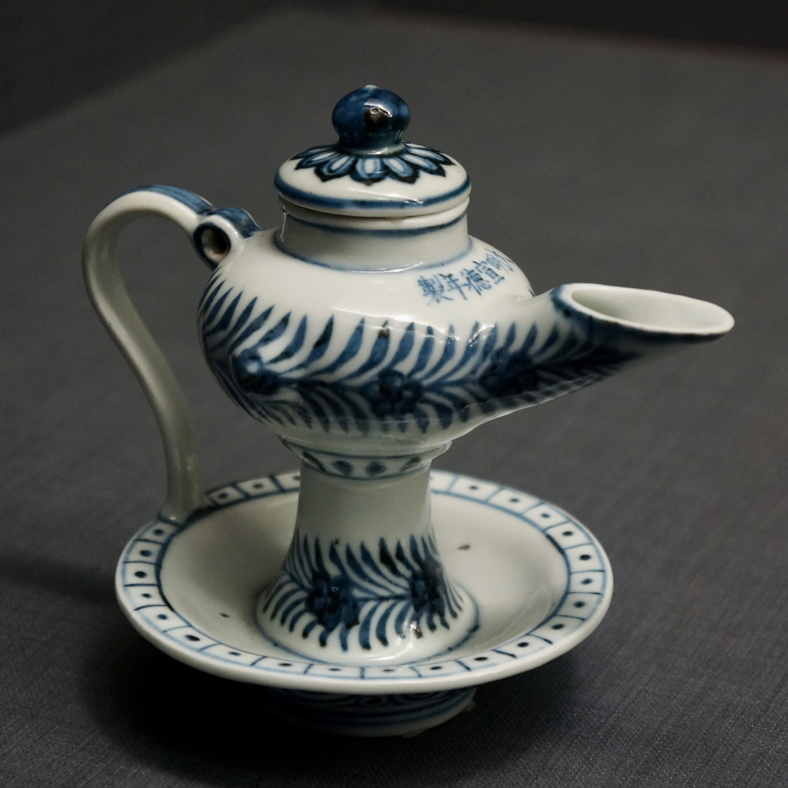 明 宣德（1426-1435）青花花卉紋燈 ©️Hou Mengwei