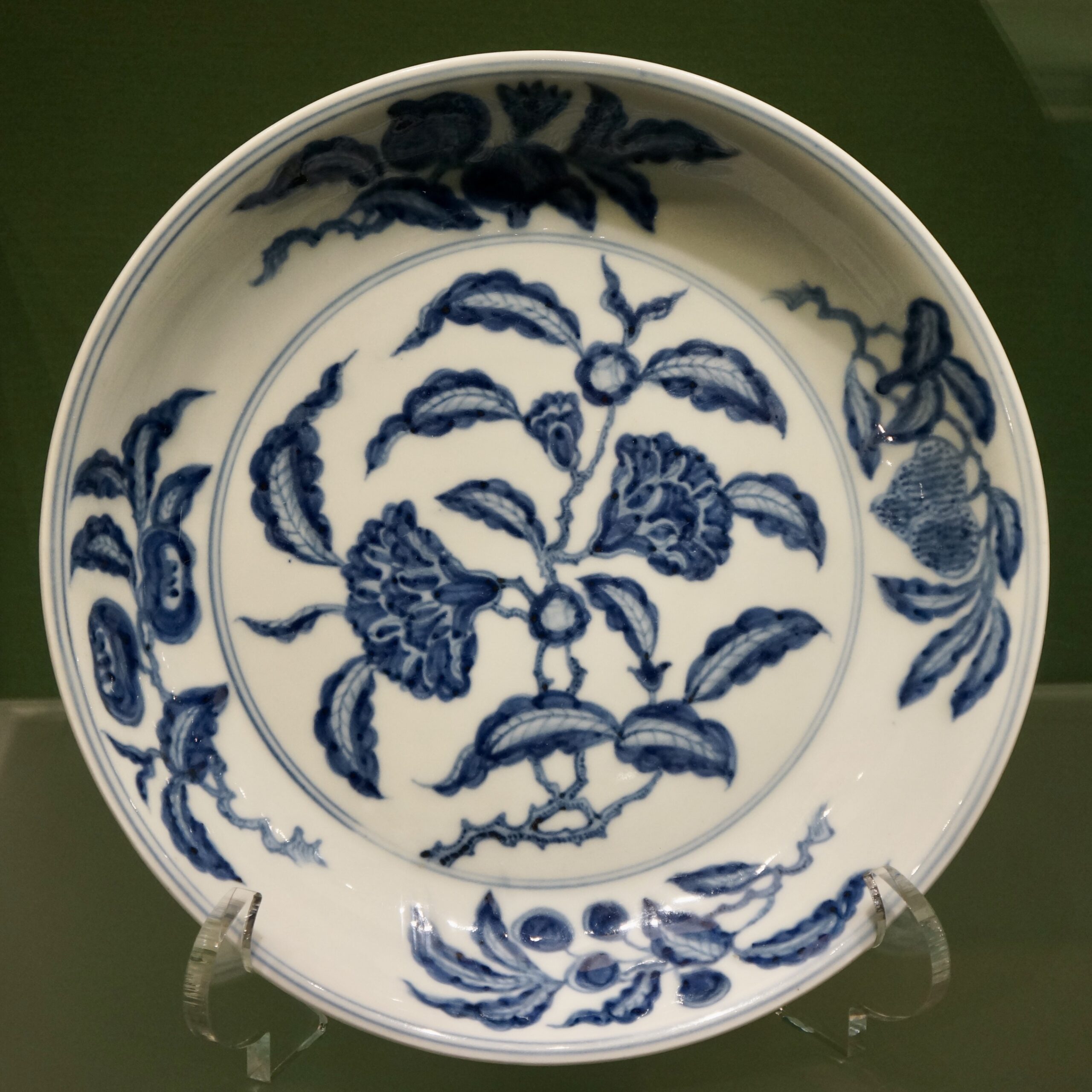 C. 1465-1487 明 成化 青花折枝花果纹盘 ©️Hou Mengwei