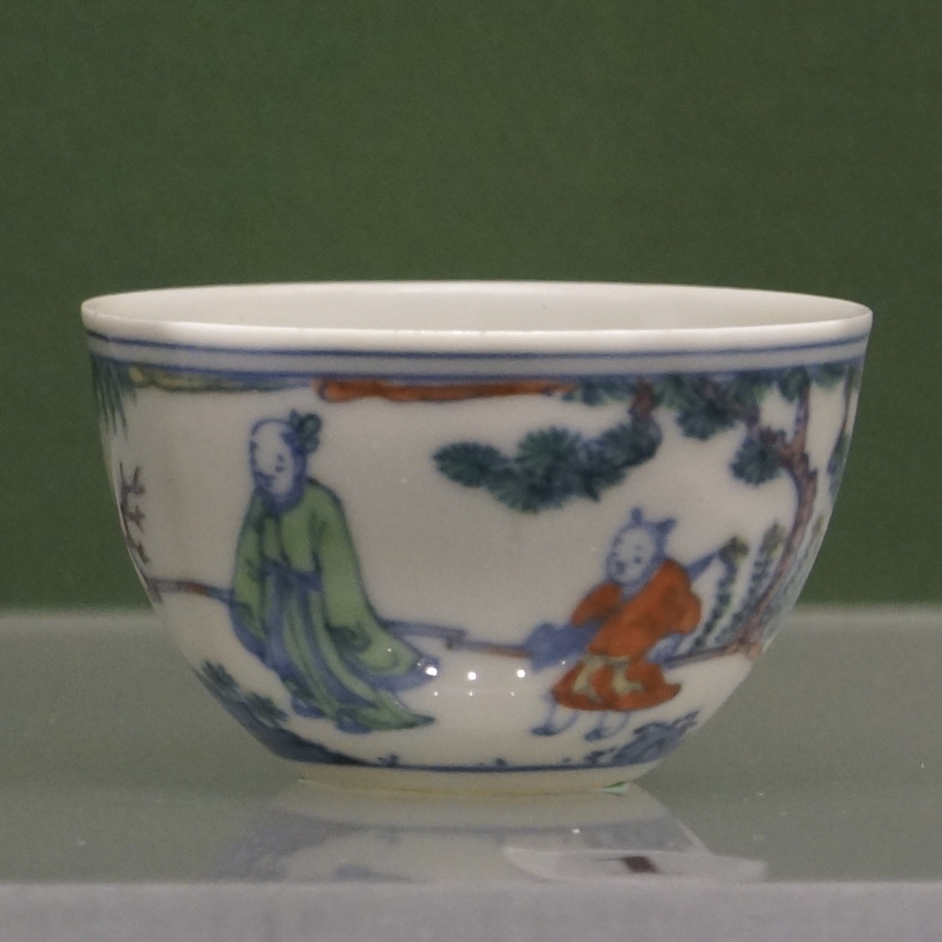 C. 1465-1487 明 成化 斗彩高士图杯 ©️Hou Mengwei