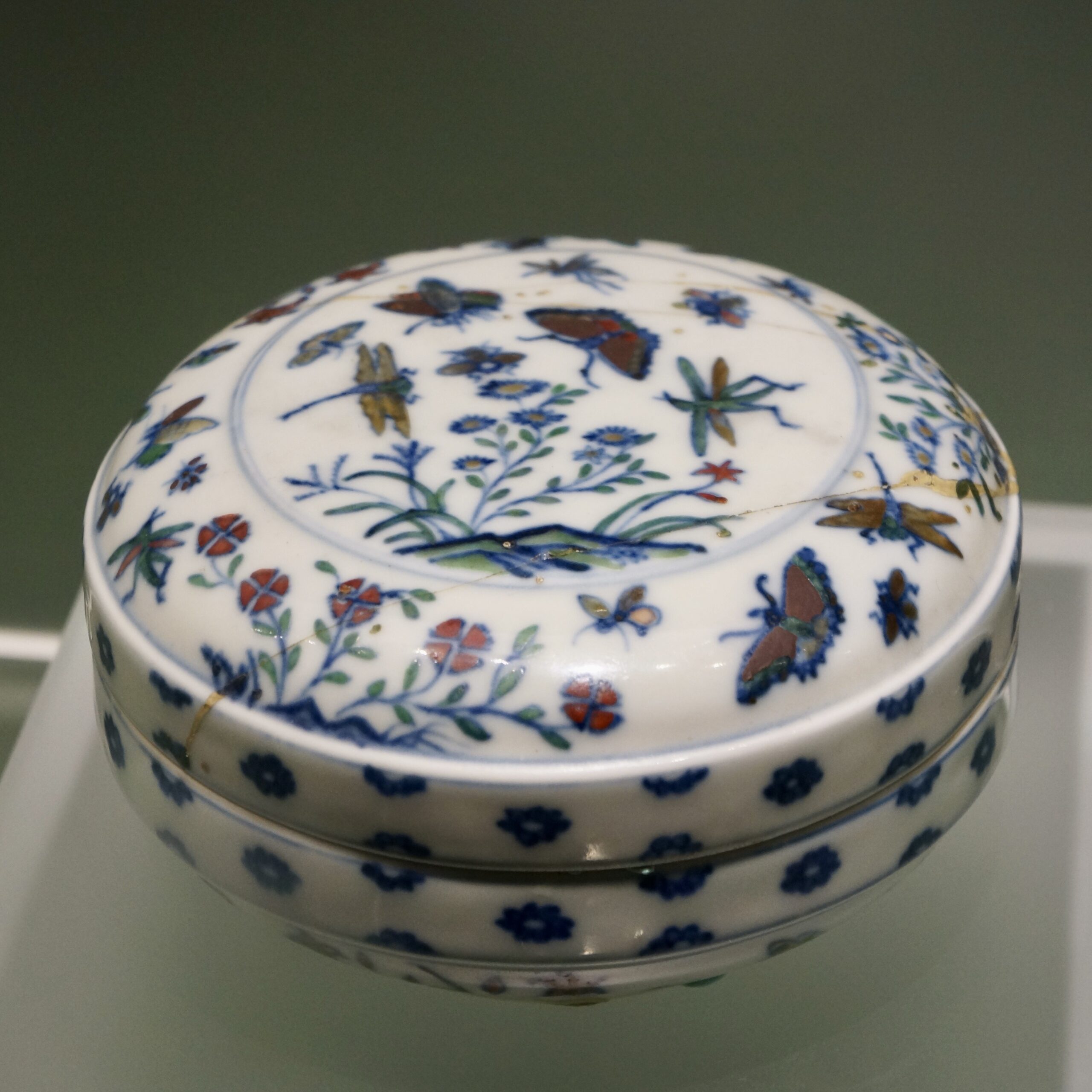 C. 1465-1487 明 成化 斗彩九秋图盖盒 ©️Hou Mengwei