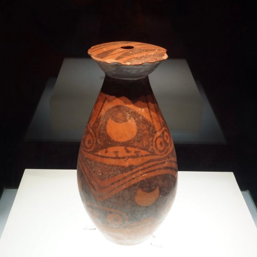 5000-3000 BC. 兽面纹细颈壶 ©️Hou Mengwei