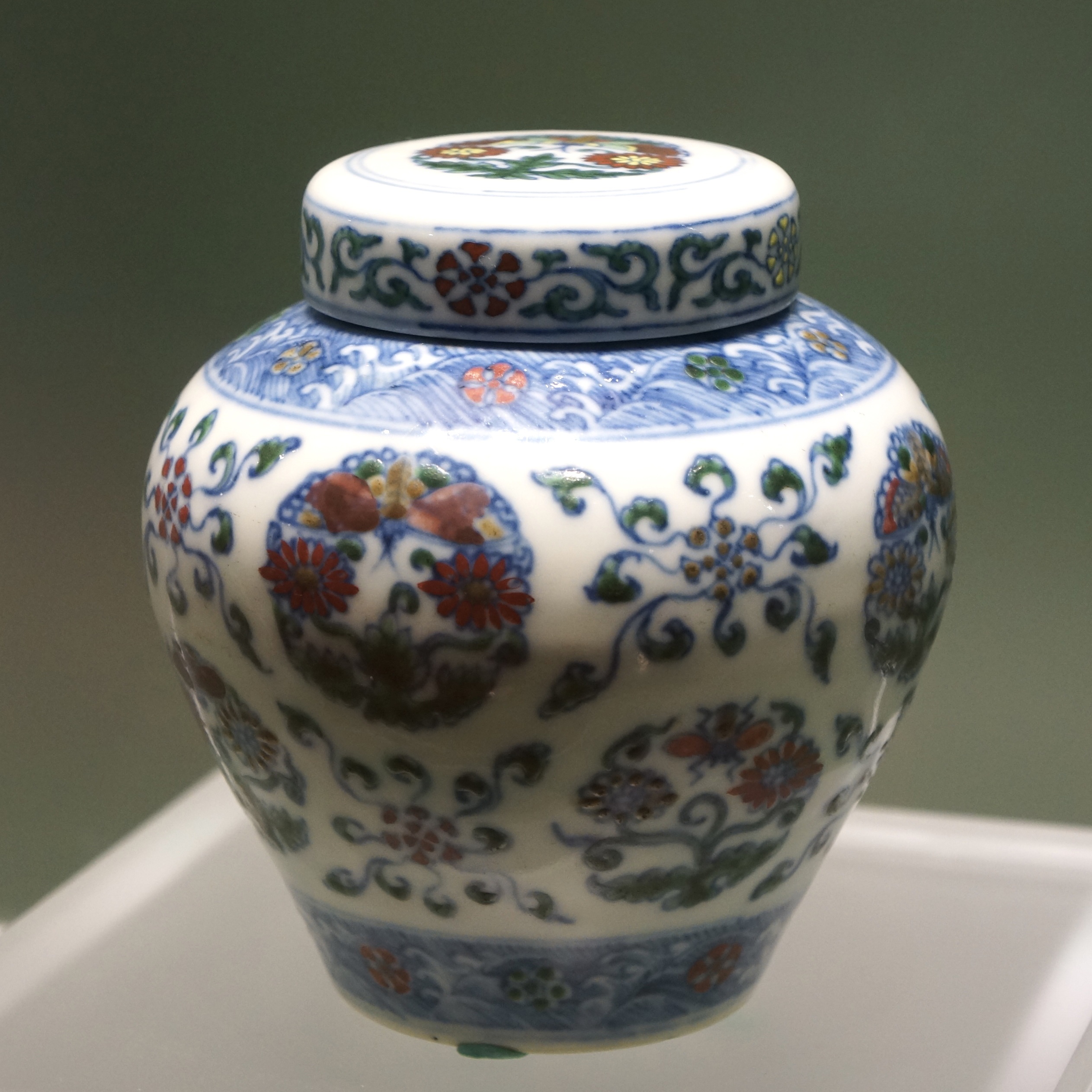 C. 1465-1487 明 成化 斗彩团花菊蝶纹罐 ©️Hou Mengwei