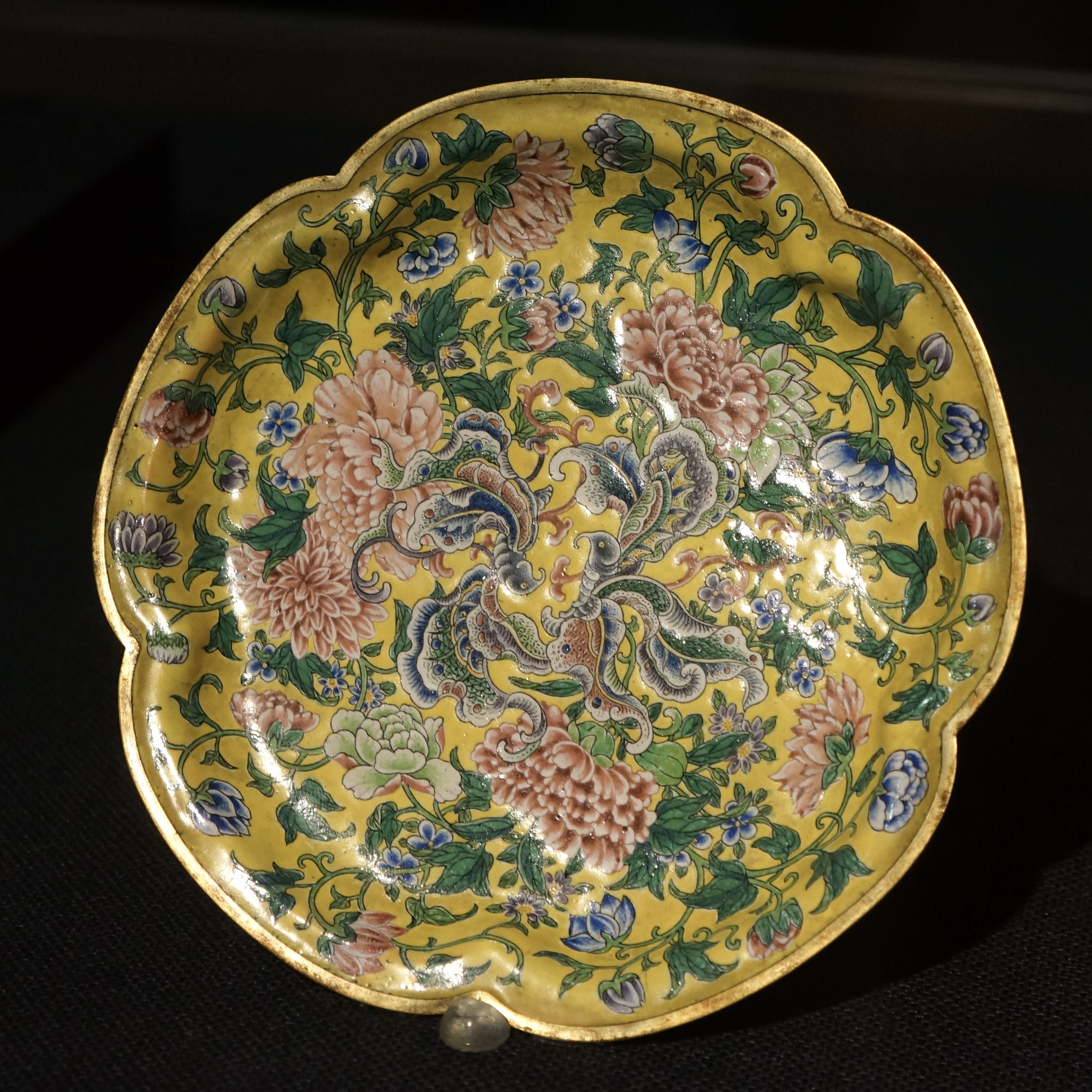 C. 1723-1735 清 雍正 銅胎畫琺瑯黃地花蝶紋盤 ©️Hou Mengwei
