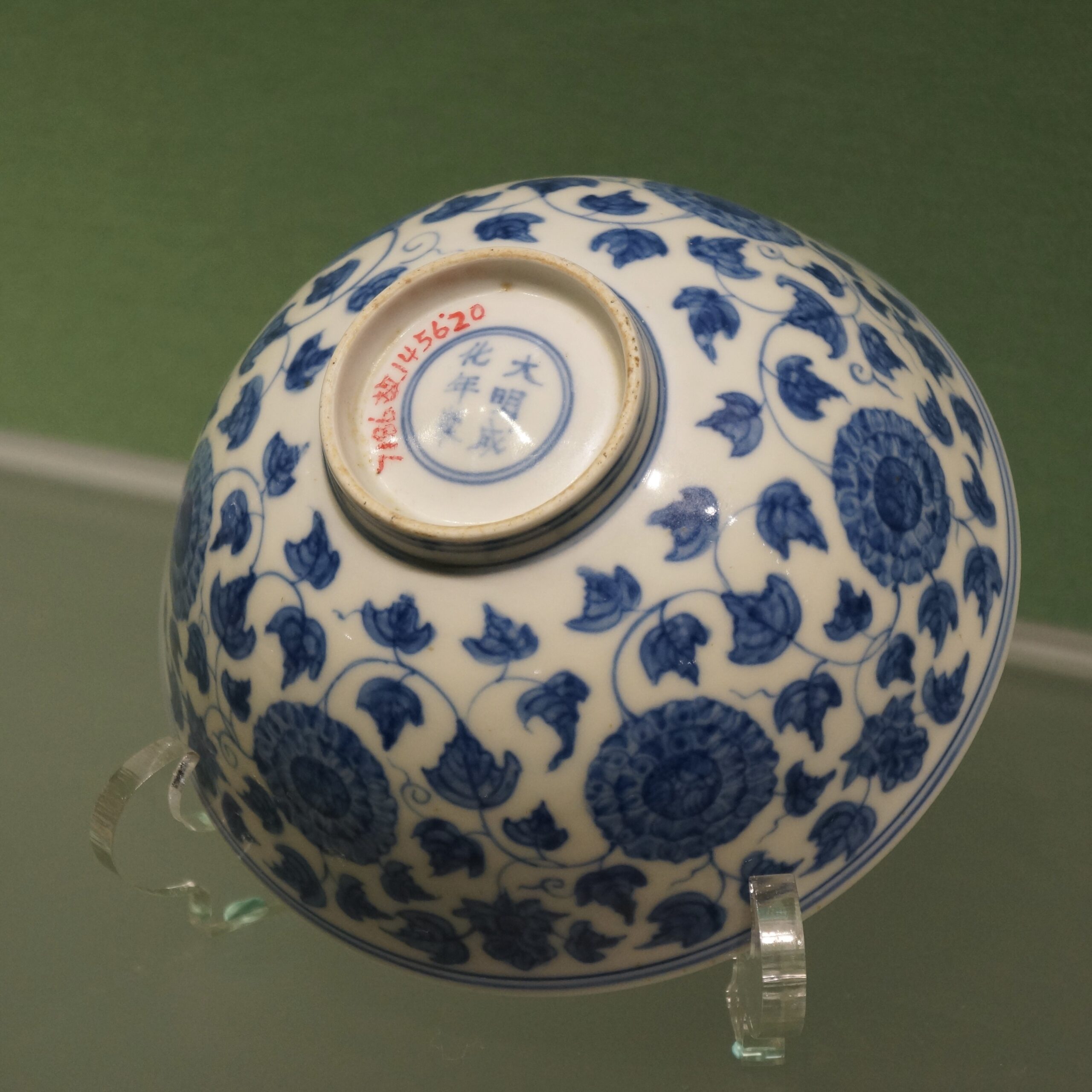 明・成化年製款・古陶磁器・青花纏枝風紋梅瓶』極細工・