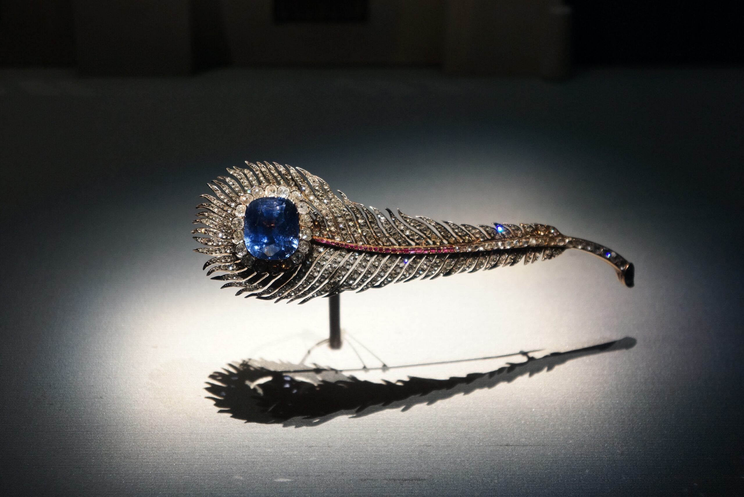 C. 1870 蓝宝石胸针 ©️Hou Mengwei