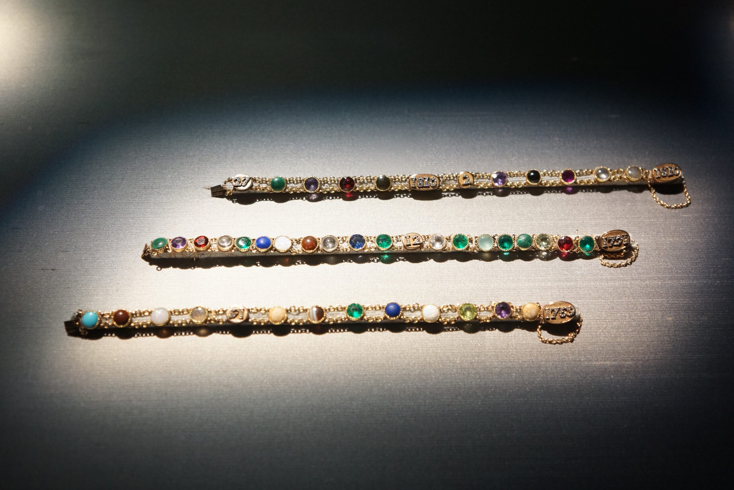 C. 1810 玛丽- 露易丝皇后 手链 ©️Hou Mengwei