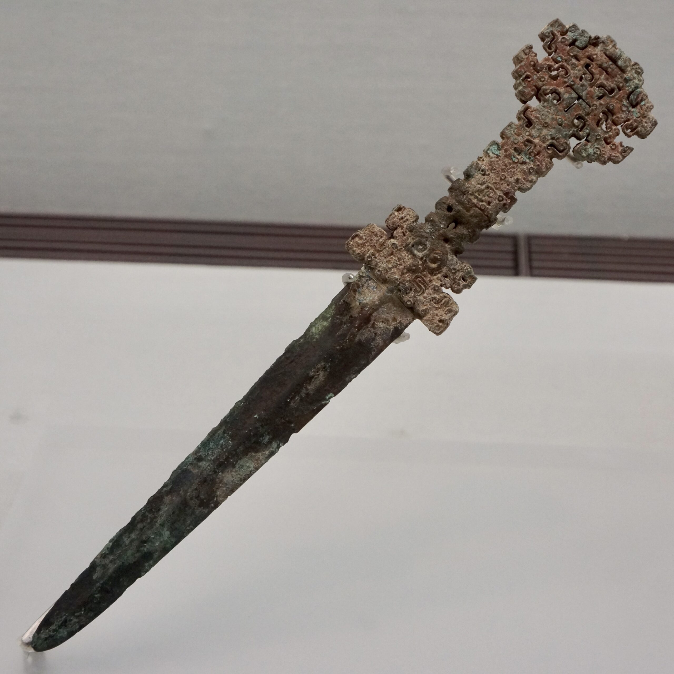 公元前7-3世纪镂空蟠虺纹柄短剑7-3thBC. Dagger with openwork