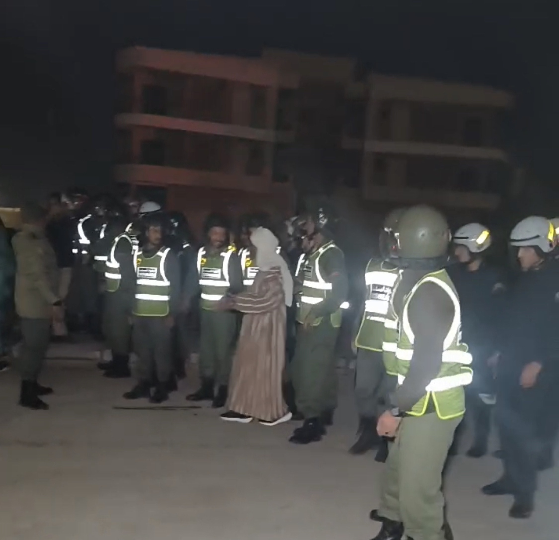 سكان بالداخلة يحتجون أمام مشروع السكن الاجتماعي مطالبين بحقهم في الاستفادة و مهددين بإقتحام المساكن الفارغة