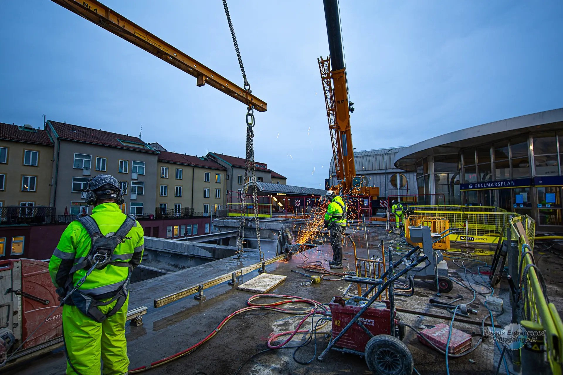 Arbetslag och lyftkran vid Gullmarsplan.