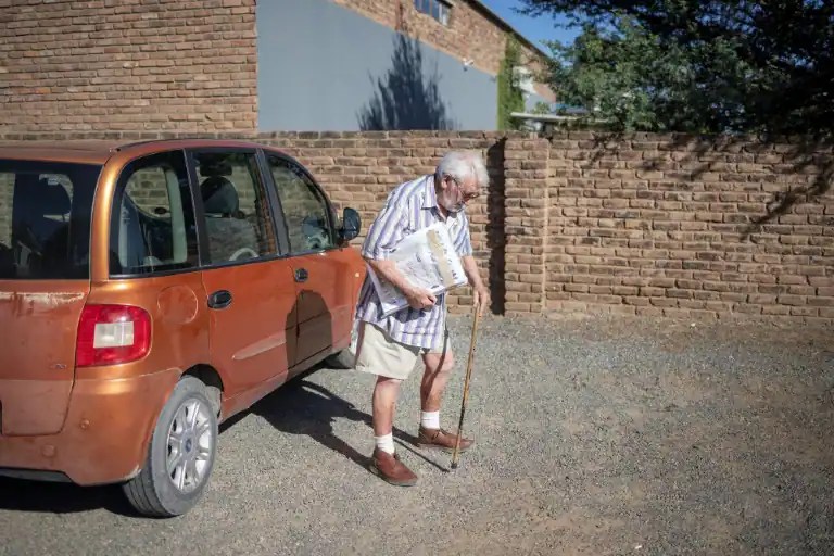 Meet Frans Hugo, 90-Year-Old South African Journalist Who Delivers News In The Desert