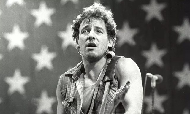 Un cantante de rock interpretando en un escenario con fondo de estrellas.