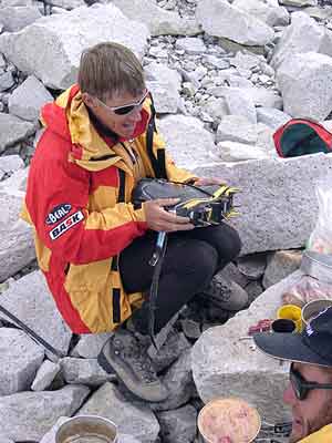 В горах нужны не только карманные компьютеры, но и другое снаряжение