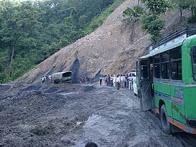 Сошедший сель завалил грязью горную дорогу 