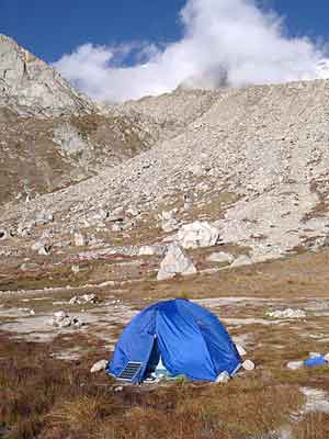 Спутниковому телефону для зарядки требуется не менее 7 часов