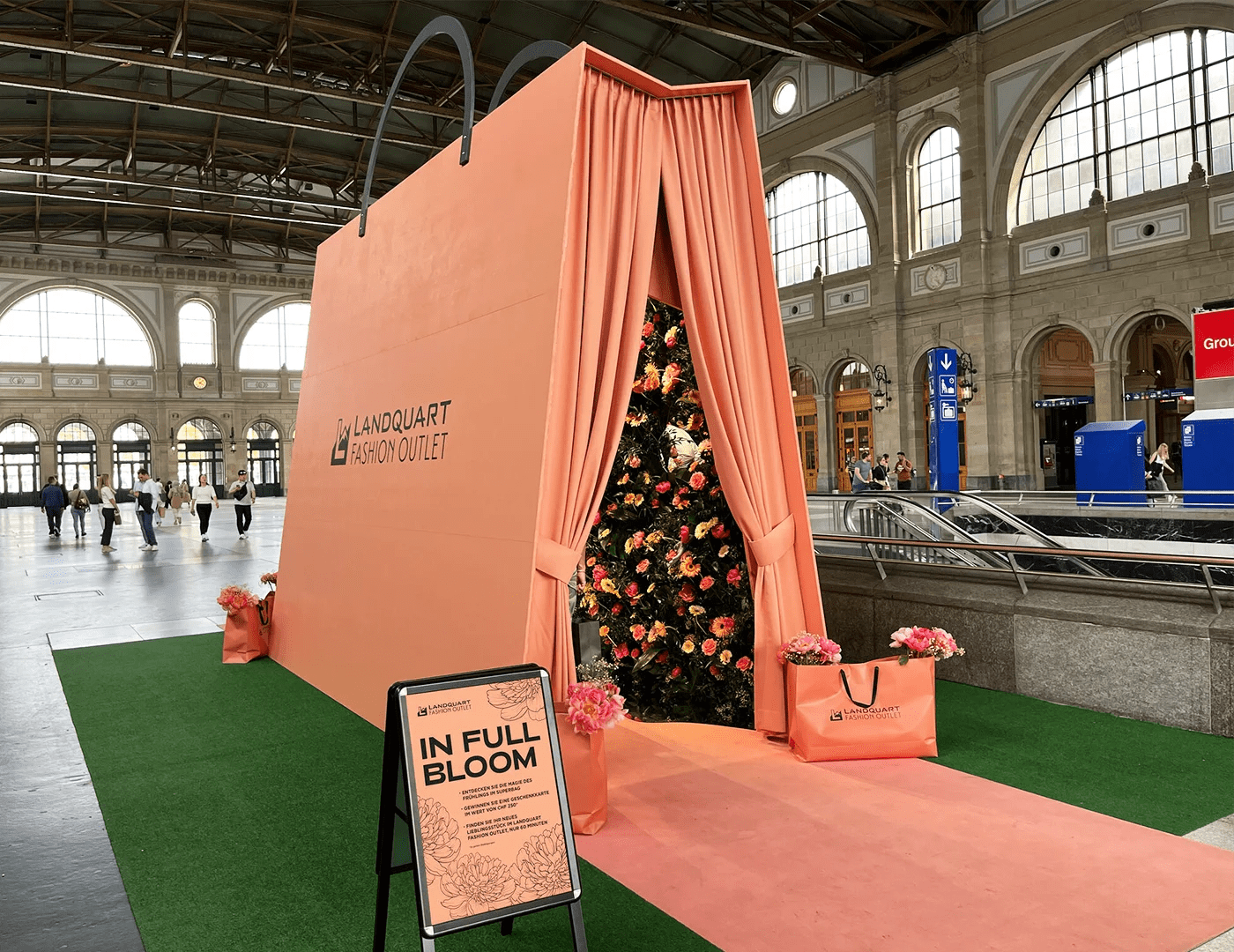 LFO-Spring Campaign Superbag, Zürich Hauptbahnhof, hplus gmbh, Messebau