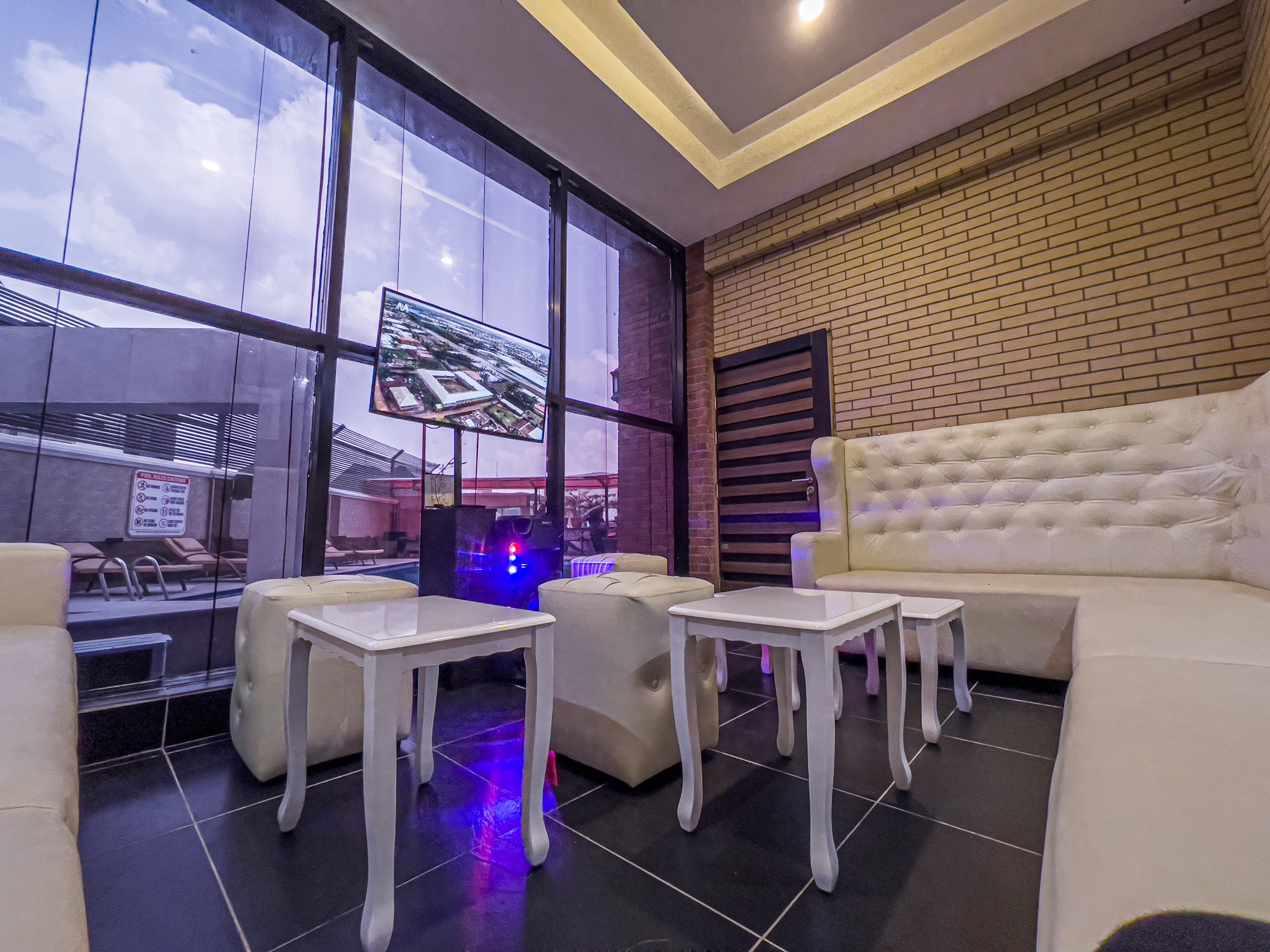 Rento Hotel - Pool Side VIP Bar