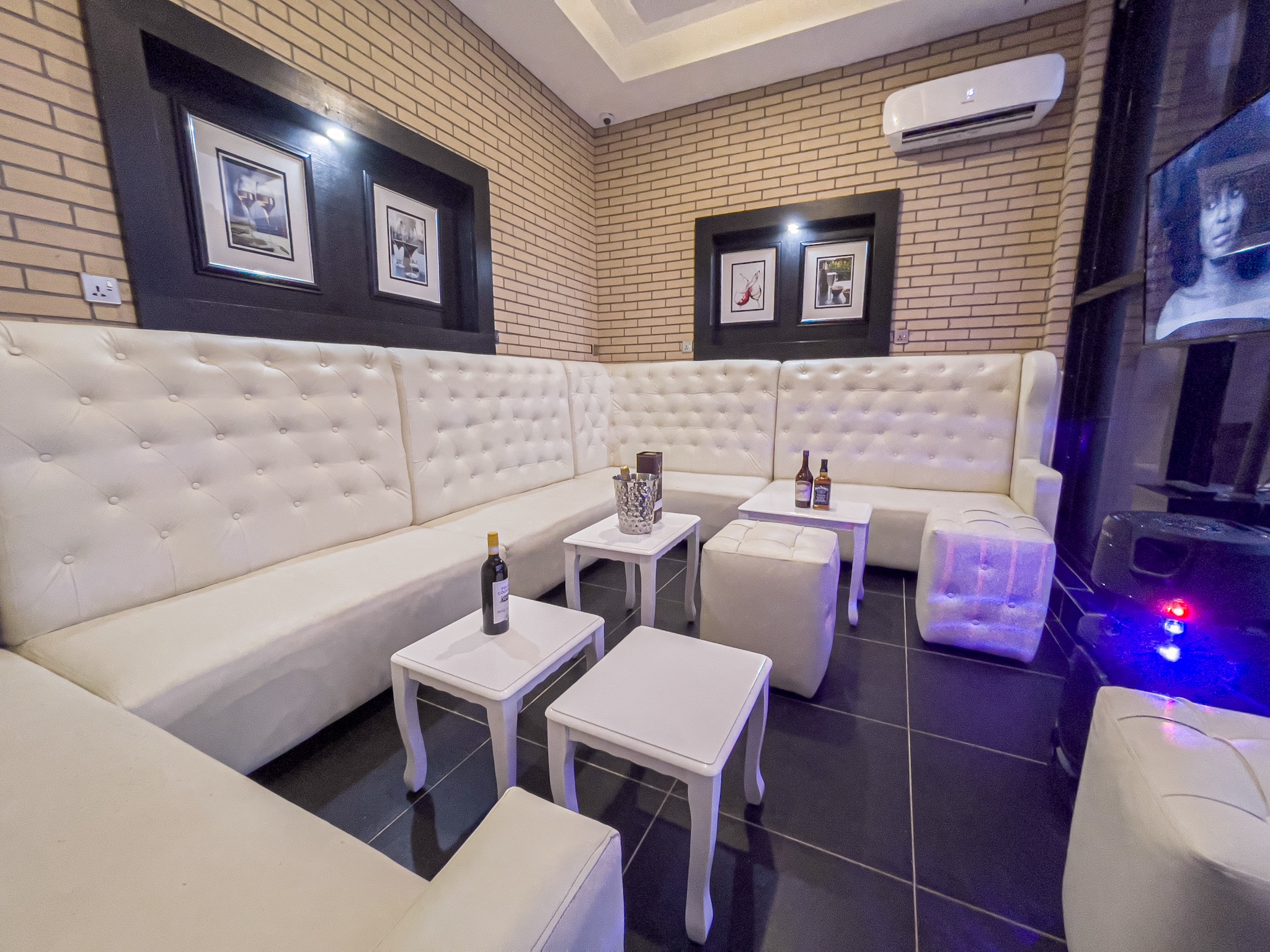 Rento Hotel - Pool Side VIP Bar