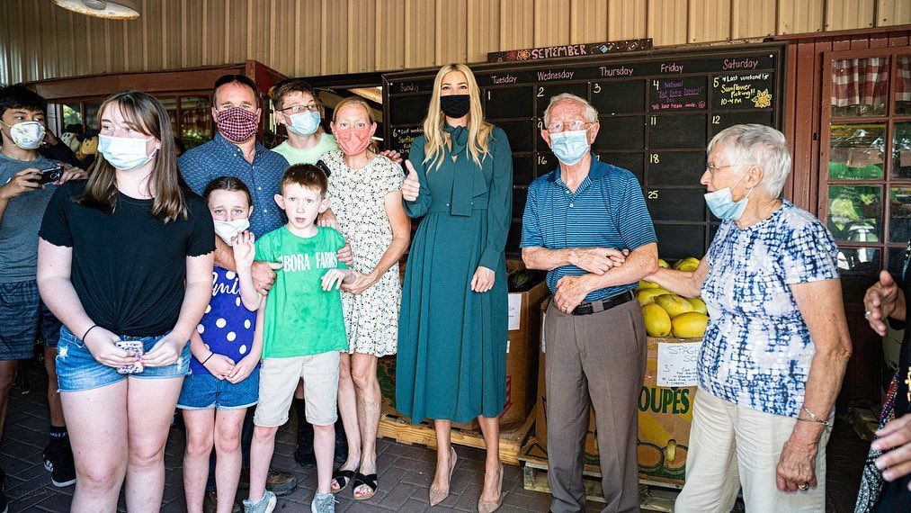 Иванка Трамп подчеркнула фигуру изумрудным платьем с бантом-галстуком. Фото