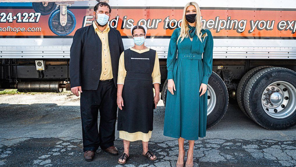 Иванка Трамп подчеркнула фигуру изумрудным платьем с бантом-галстуком. Фото