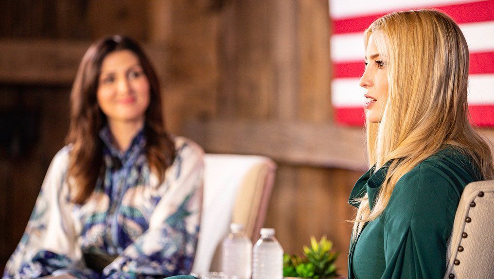 Иванка Трамп подчеркнула фигуру изумрудным платьем с бантом-галстуком. Фото