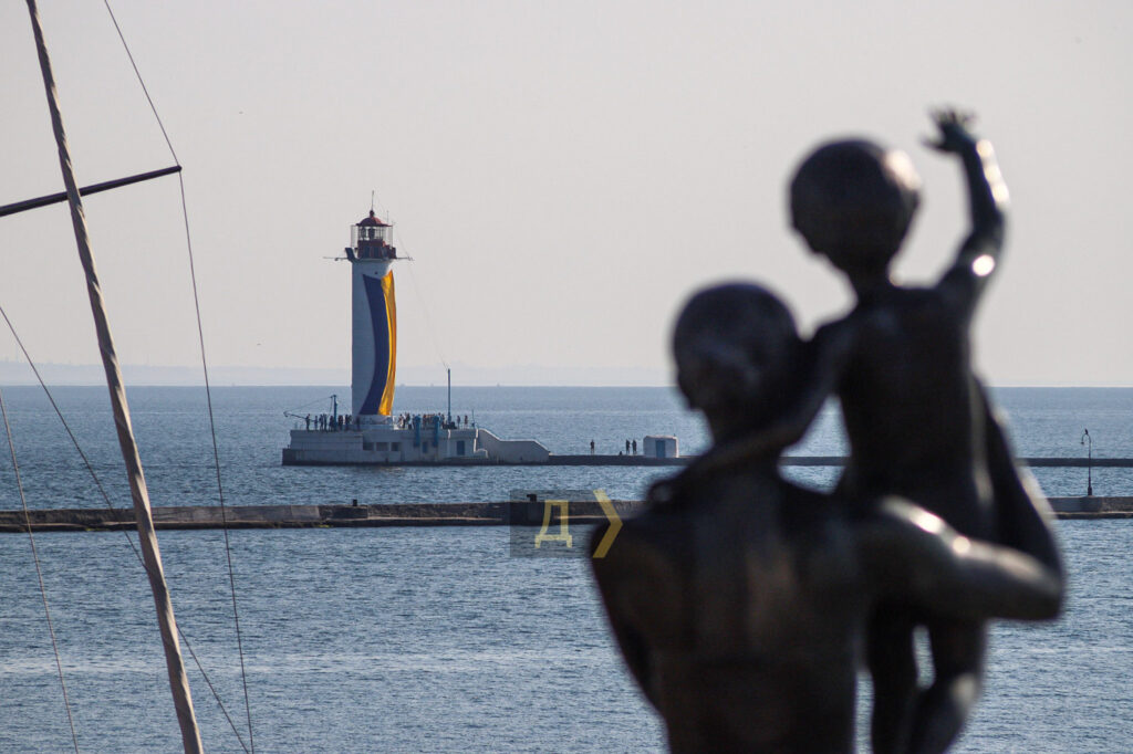 Главный маяк Одессы украсили огромным флагом Украины. Фото