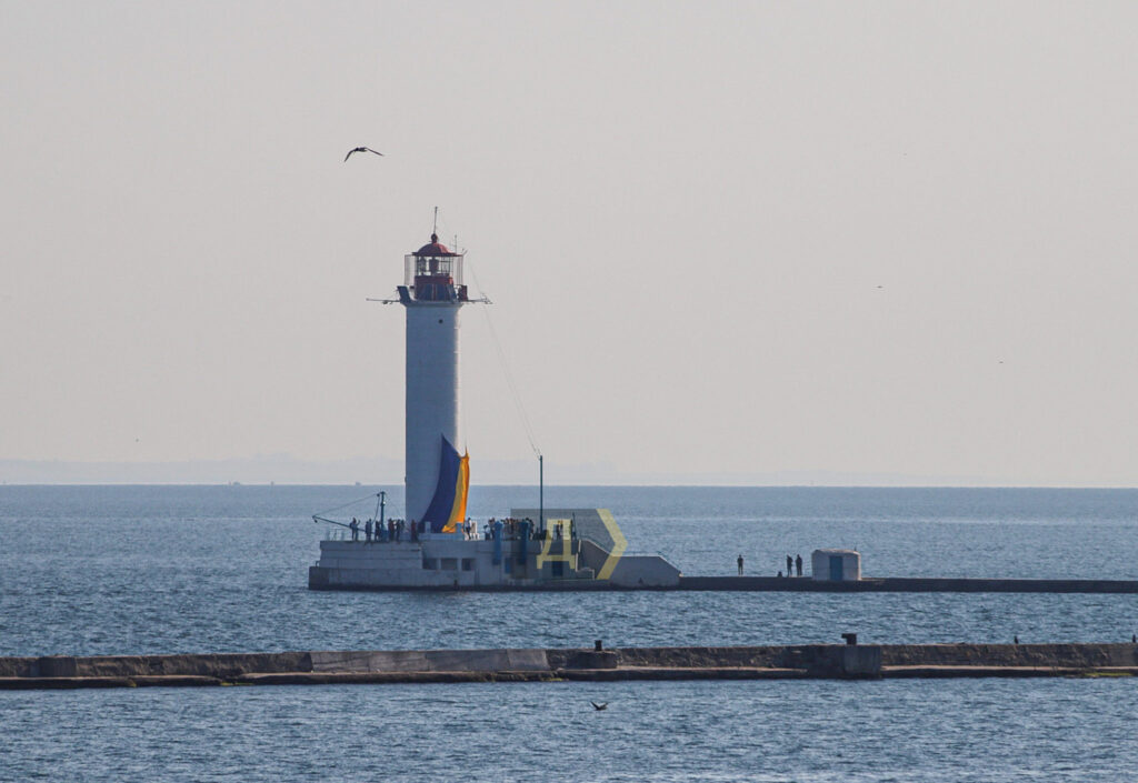 Главный маяк Одессы украсили огромным флагом Украины. Фото
