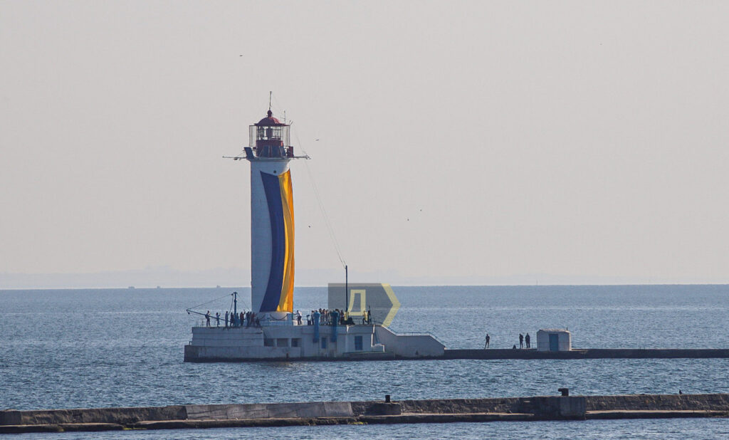Главный маяк Одессы украсили огромным флагом Украины. Фото