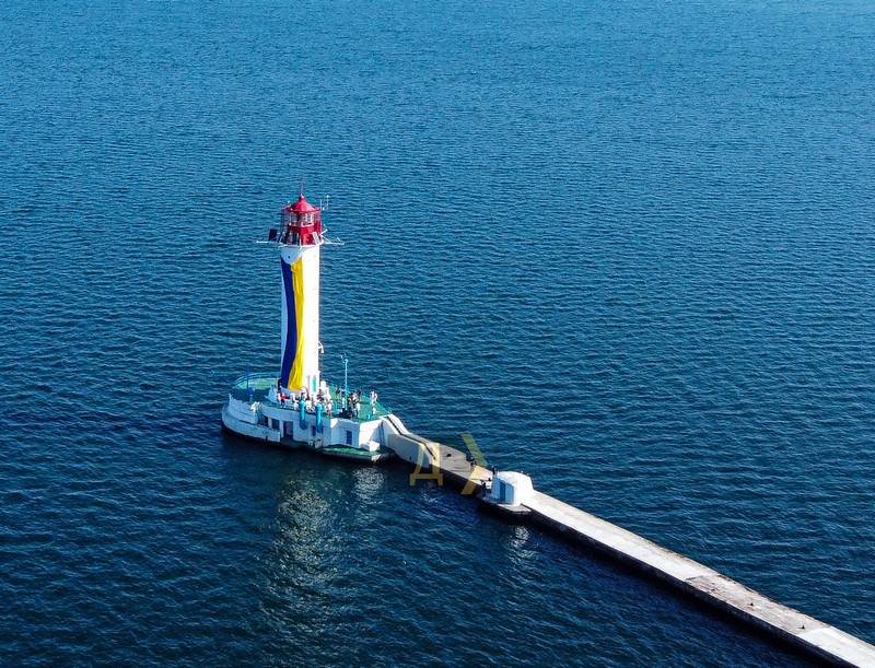 Главный маяк Одессы украсили огромным флагом Украины. Фото