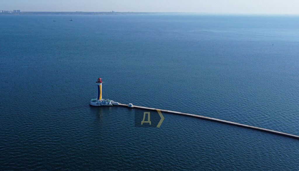Главный маяк Одессы украсили огромным флагом Украины. Фото