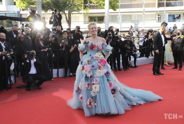 Платья знаменитостей, о которых в 2021 году говорили все. Фото