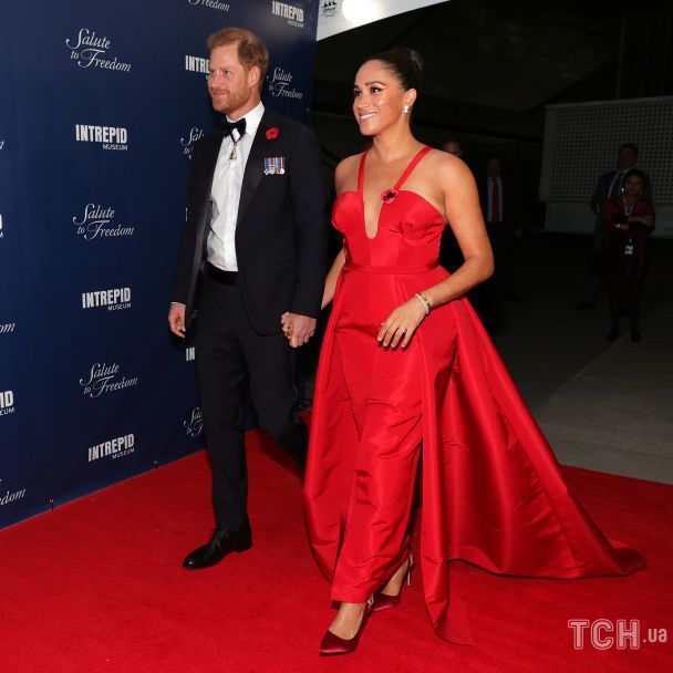 Платья знаменитостей, о которых в 2021 году говорили все. Фото