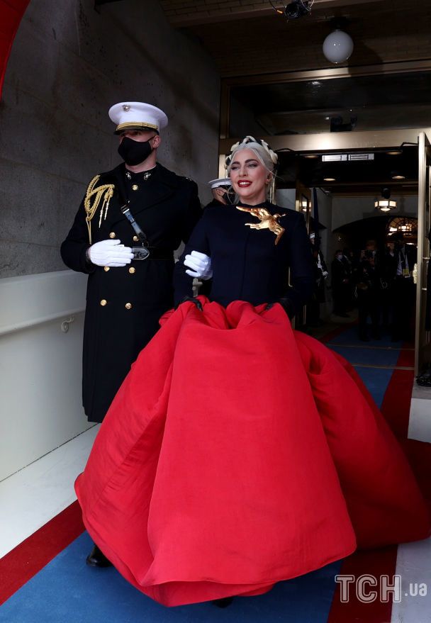 Платья знаменитостей, о которых в 2021 году говорили все. Фото